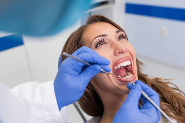 Jeune Dentiste Confiant Traitement Médical Une Patiente Clinique Concept Clinique — Photo