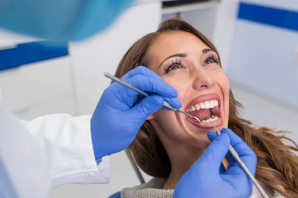 Joven Dentista Varón Confiado Tratamiento Médico Una Paciente Femenina Clínica — Foto de Stock