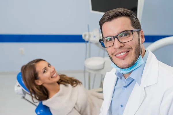 Lachende Tandarts Patient Tandheelkundige Kliniek — Stockfoto