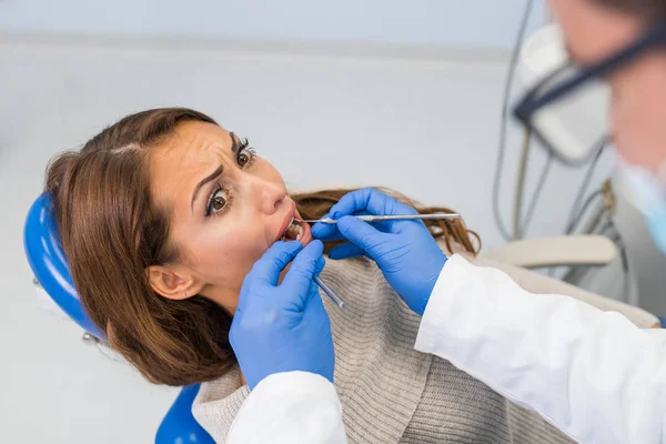 Patiente Terrifiée Cabinet Dentiste — Photo