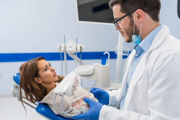 Dentiste Tenant Une Prothèse Dentaire Matériel Dentaire — Photo