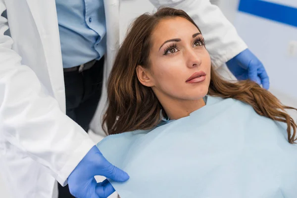 Médico Que Fija Servilleta Femenina Del Paciente Clínica Dental Moderna — Foto de Stock