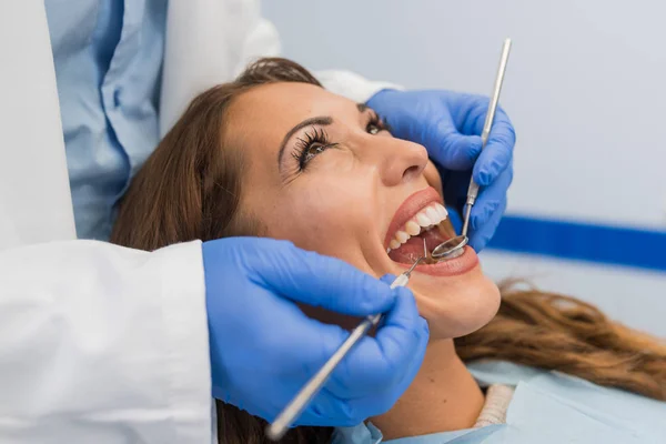 Vue Grand Angle Dentiste Examinant Femme Avec Des Équipements Dentaires — Photo