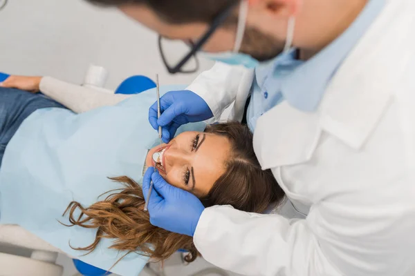 Vista Ángulo Alto Del Dentista Que Examina Mujer Con Equipos — Foto de Stock