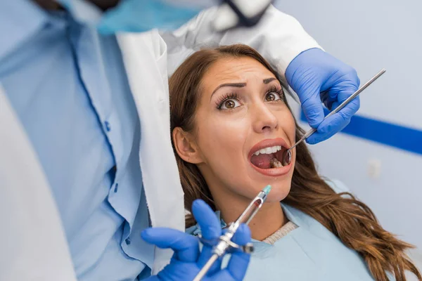 Kobieta Szuka Przestraszony Jak Dentysta Stawia Strzykawki Ustach — Zdjęcie stockowe