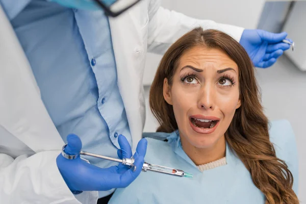 Femme Qui Air Effrayée Alors Que Dentiste Met Une Seringue — Photo