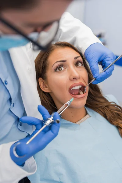 Mujer Mirando Asustada Como Dentista Pone Jeringa Boca — Foto de Stock