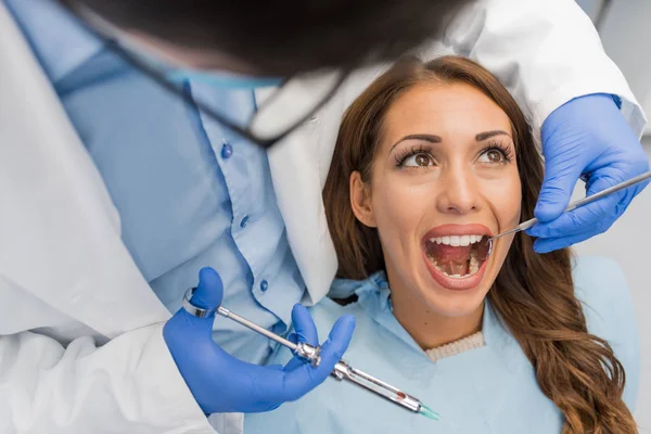 Dentiste Tenant Une Seringue Anesthésiant Son Patient — Photo