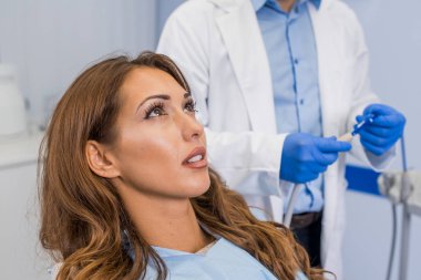 Steril ekipmanları kullanarak önemli vicdanlı diş hekimi