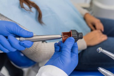 Diş hekimi diş tutan matkap - yakın kadar