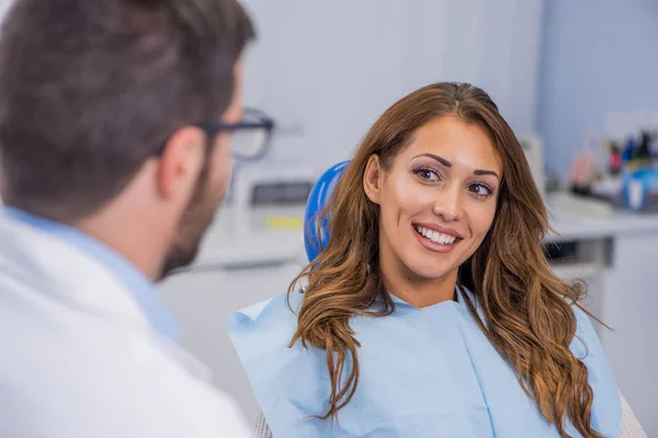 Улыбающийся Стоматолог Пациент Стоматологической Клиники — стоковое фото
