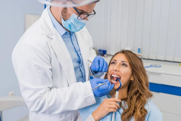 Vue Grand Angle Dentiste Examinant Femme Avec Des Équipements Dentaires — Photo