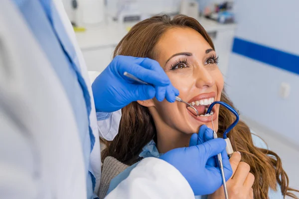 Vista Ángulo Alto Del Dentista Que Examina Mujer Con Equipos — Foto de Stock