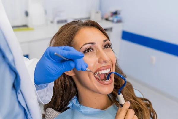 Vista Ángulo Alto Del Dentista Que Examina Mujer Con Equipos — Foto de Stock