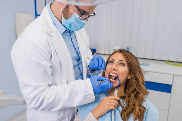 Vue Grand Angle Dentiste Examinant Femme Avec Des Équipements Dentaires — Photo