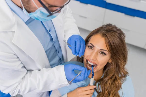 Vue Grand Angle Dentiste Examinant Femme Avec Des Équipements Dentaires — Photo