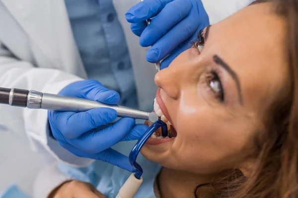 Dentista Masculino Trabajando Con Una Mujer Joven — Foto de Stock