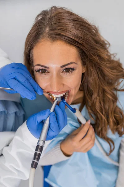 Mężczyzna Dentysta Pracę Młodym Kobieta — Zdjęcie stockowe