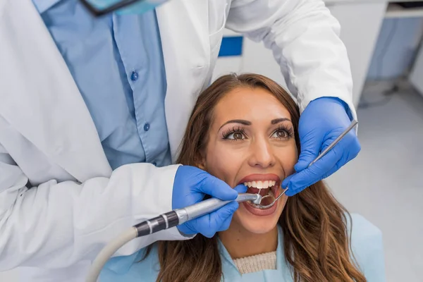 Mężczyzna Dentysta Pracę Młodym Kobieta — Zdjęcie stockowe