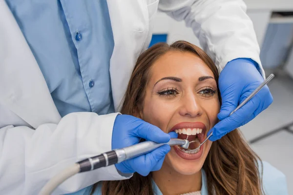 Mężczyzna Dentysta Pracę Młodym Kobieta — Zdjęcie stockowe