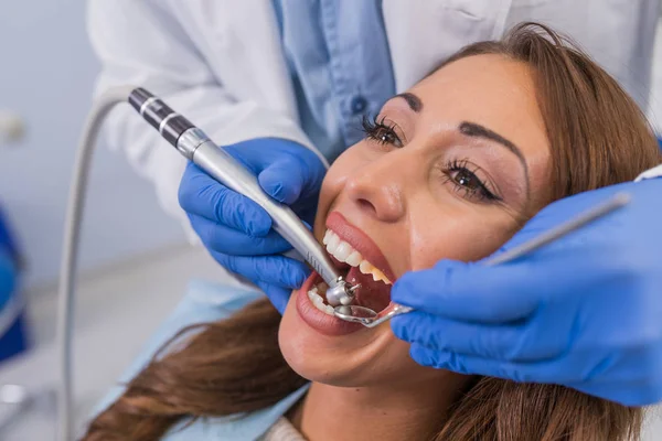 Dentiste Masculin Travaillant Avec Une Jeune Femme — Photo