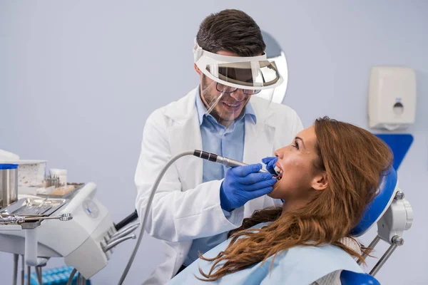 Dentista Examinando Dentes Paciente Consultório Odontológico — Fotografia de Stock