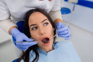 Diş check-up dişçi ofisinde. Dişçi kız diş incelenmesi
