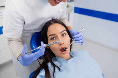 Kız dişçi ofisinde bir iğne tarafından şok