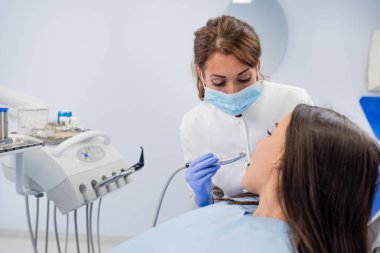 Genç kadın hasta ve diş hekimi