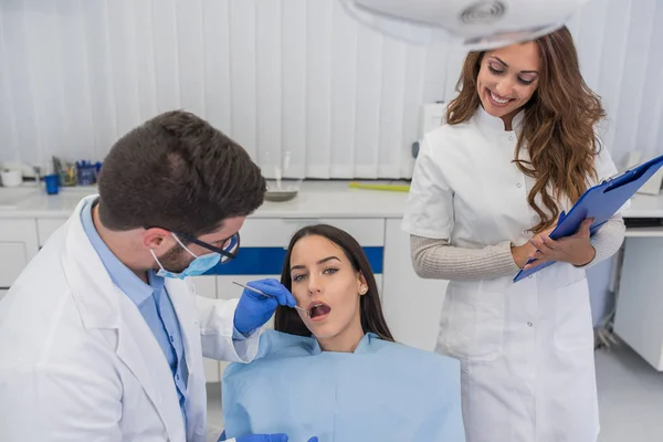 Młody Pewnie Dentysta Męski Opieki Medycznej Klinice Pacjentka Pojęcie Klinika — Zdjęcie stockowe