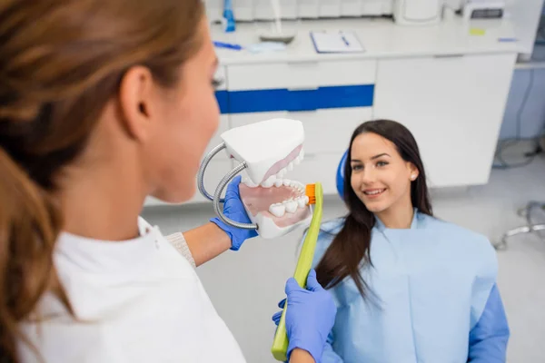 Dentiste Enseigner Fille Mignonne Sur Hygiène Buccodentaire — Photo