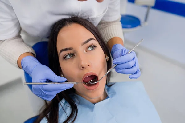Sprawdzanie Zębów Gabinecie Stomatologicznym Badając Dziewczyny Zębów Dentysta — Zdjęcie stockowe