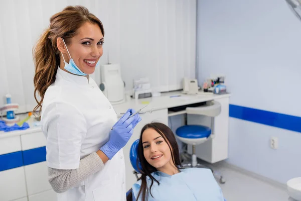 Happy Young Female Patient Her Dentist — Stock Photo, Image