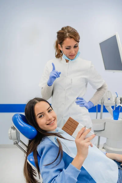 Female Doctor Dentist Speaks Healthy Nutrition Dental Health — Stock Photo, Image