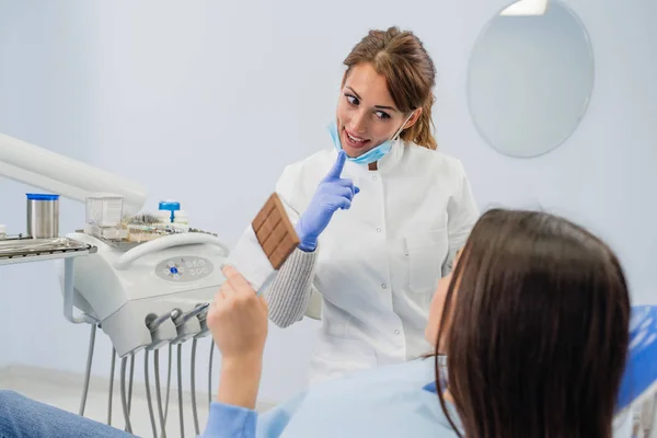 Kvinna Läkare Tandläkare Talar Hälsosam Kost Och Tandhälsa — Stockfoto
