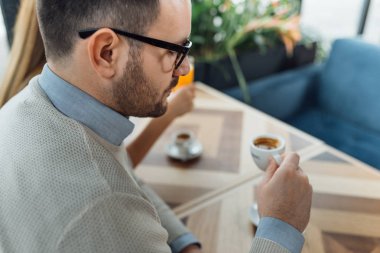 Kafedeki genç adam..