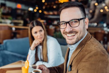 Başka bir kıza baktığını onun kız arkadaşı ile sadakatsiz adam