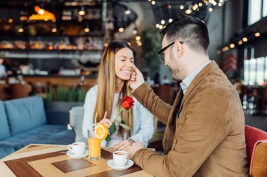 Bir gül güzel kız arkadaşına veren adam