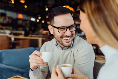 Mutlu adam bir kız arkadaşımla flört