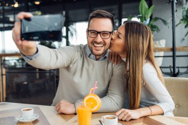 Selfie bir kafede yapma bir tarihte genç mutlu çift