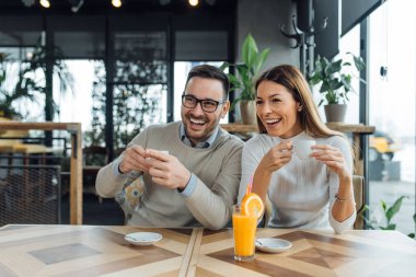 Genç arkadaşlar komik bir şey görmek.