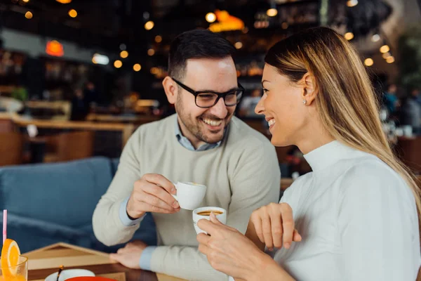 Hombre Mujer Hablando Mesa Cafetería — Foto de Stock