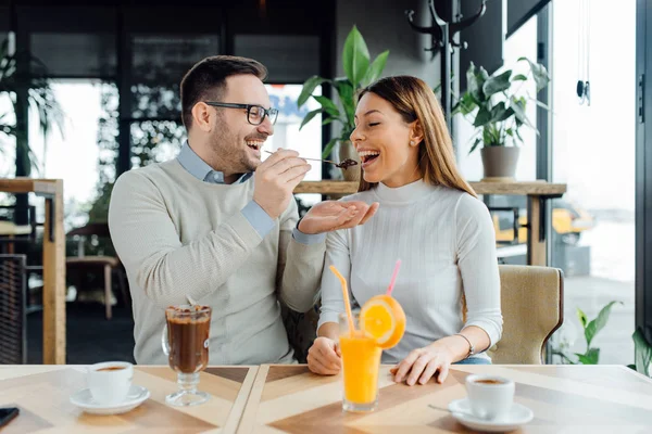 Uomo Nutrire Sua Ragazza Con Cioccolata Calda — Foto Stock