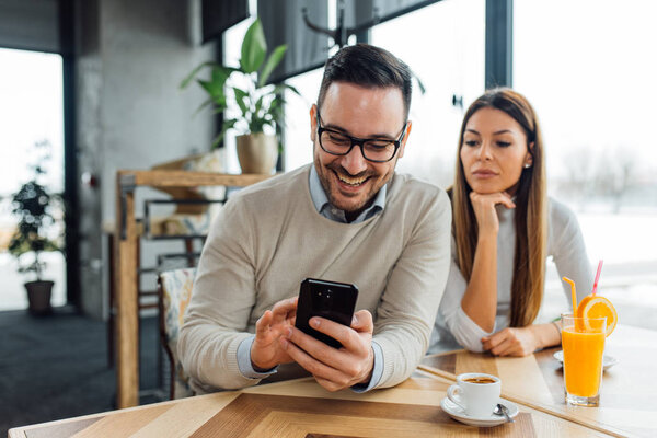 Ревнивая девушка шпионит за своим парнем
