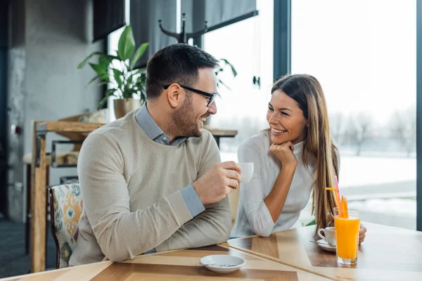 Coppia Caffè Godendo Loro Conversazione — Foto Stock