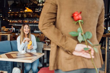 Adam el Kırmızı bir gül tutan gizleme