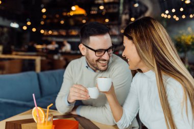 Geri kalan kafede olan ve birbirine yakın oturan romantik çift
