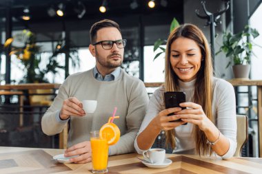 Çizgi ve casusluk erkek arkadaşı dating kız