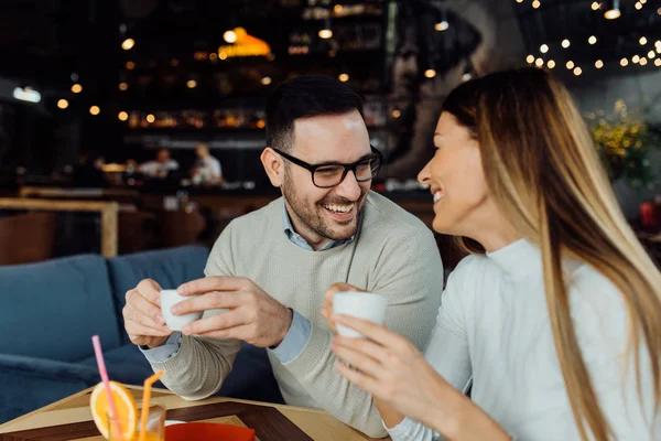 Coppia Romantica Che Riposa Nel Caffè — Foto Stock