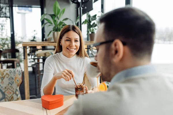 Hombre Sorprende Mujer Con Regalo Cafetería — Foto de Stock